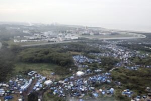 une-vie-aerienne-du-camp-de-migrants-de-la-jungle-a_2582923_608x405p